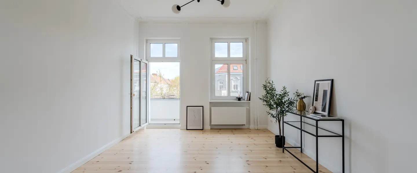 Wohnzimmer mit Balkonzugang und Dielenboden