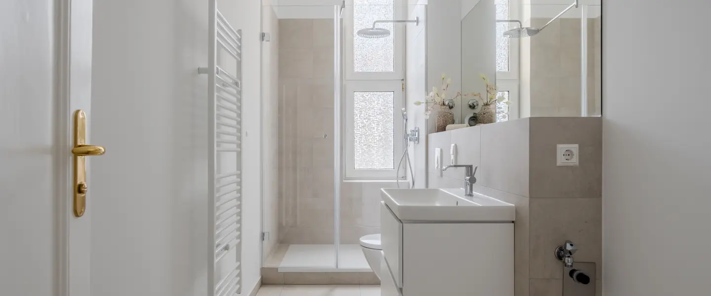 Modernes Bad mit Dusche, Fenster und Waschtisch