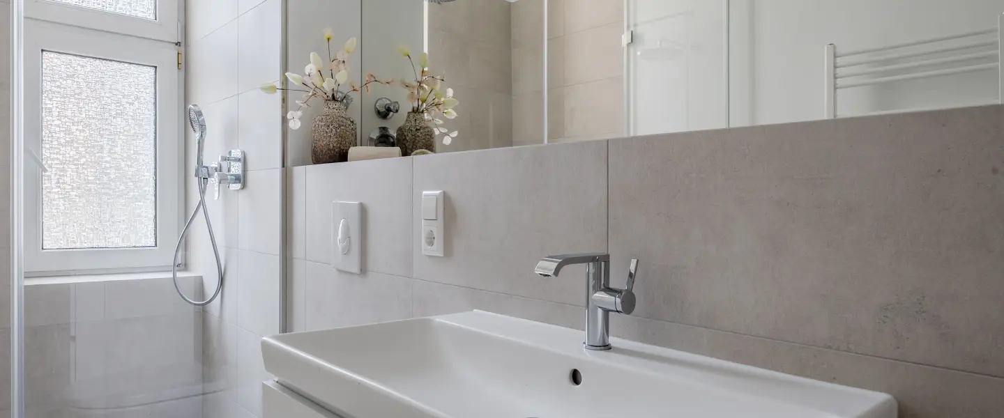 Bad mit Waschtisch, WC und bodengleicher Dusche