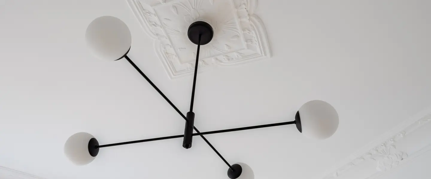 Stuckdetail mit Leuchte an hoher Decke