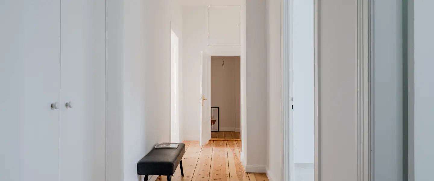 Flur mit Dielenboden und Blick in die Wohnung