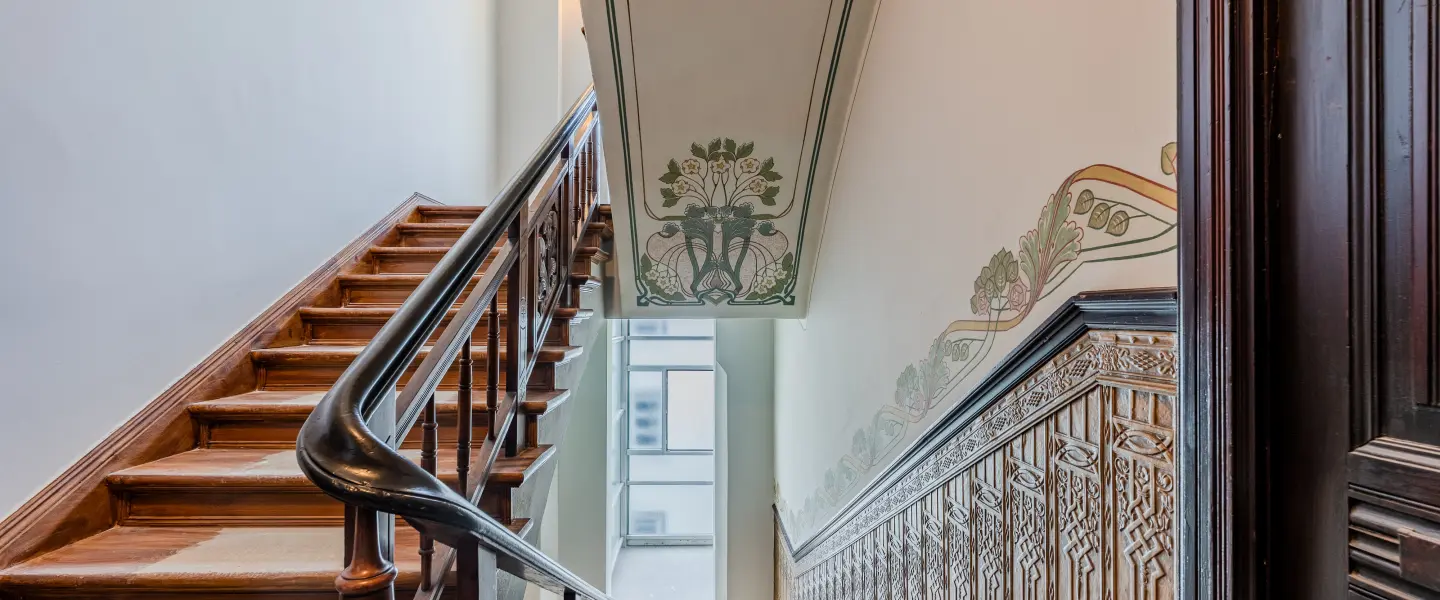 Jugendstil-Treppenhaus mit Holztreppe