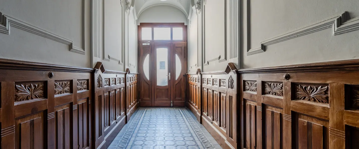 Jugendstil-Hauseingang mit Holzvertäfelung