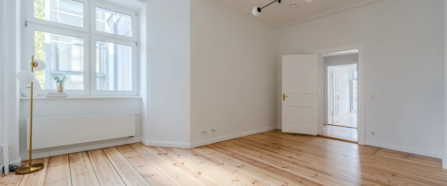 Helles Schlafzimmer mit Stuck und Dielenboden