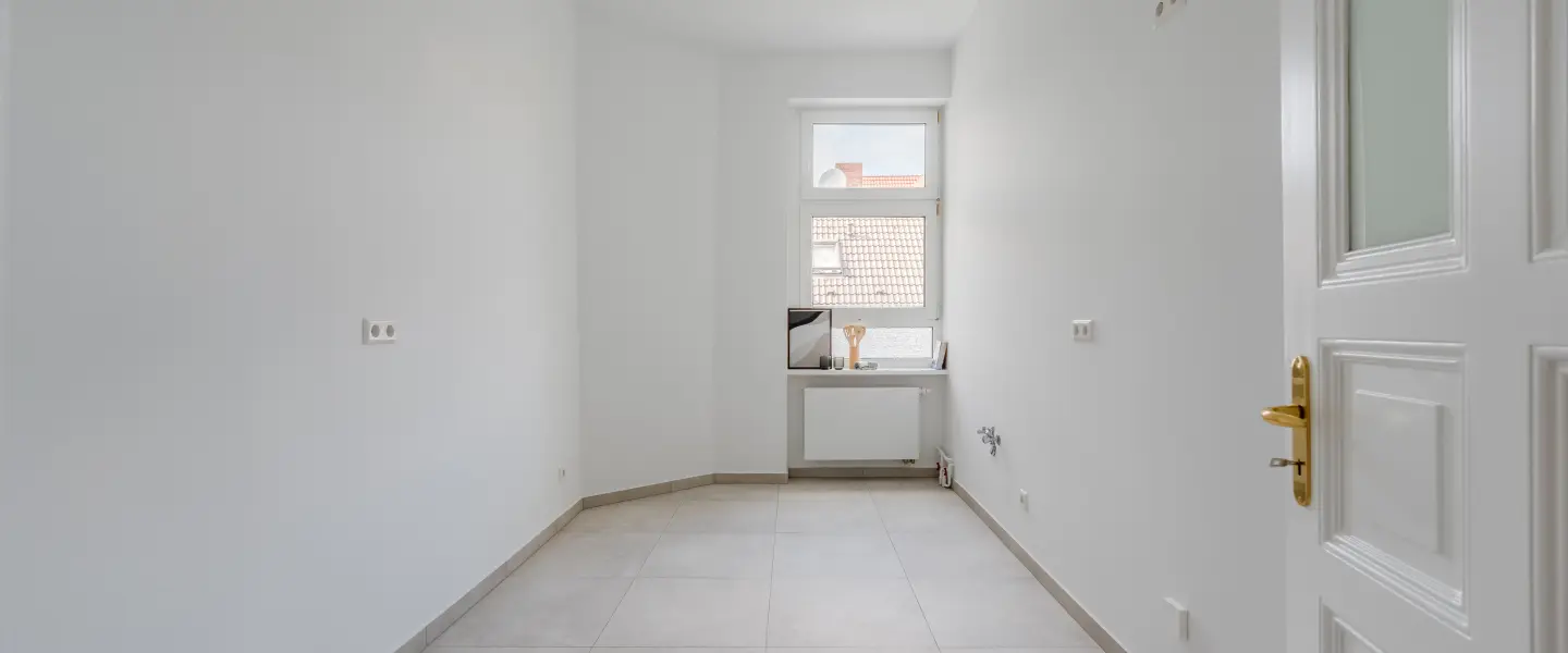 Hochwertige Küche mit Fenster und Einbaugeräten