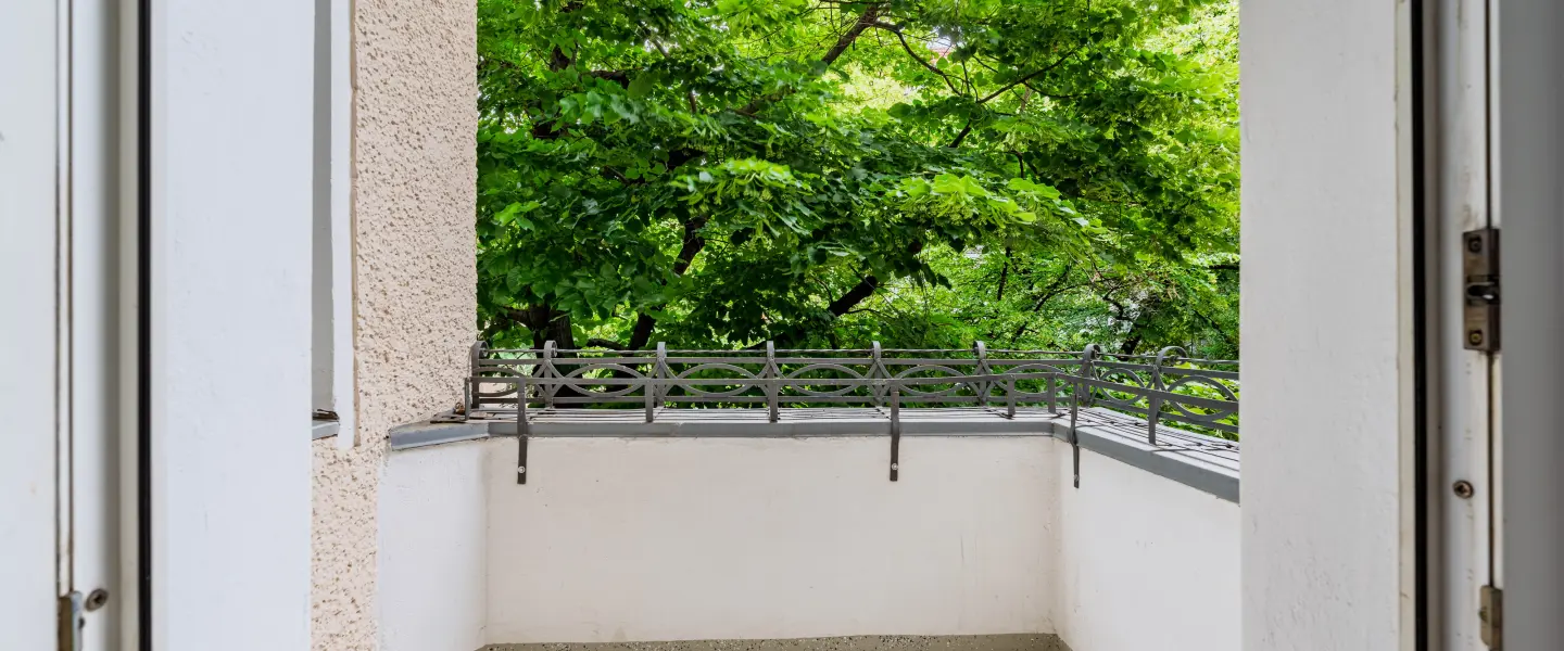Balkon mit grünem Blick 