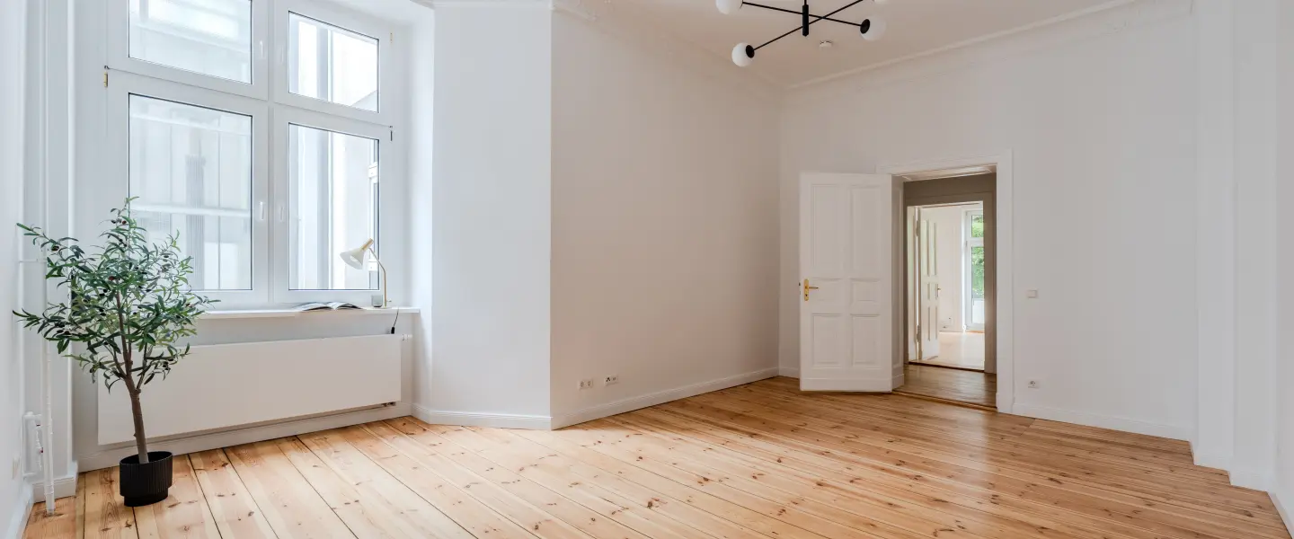 Helles Zimmer mit breiten Dielen 