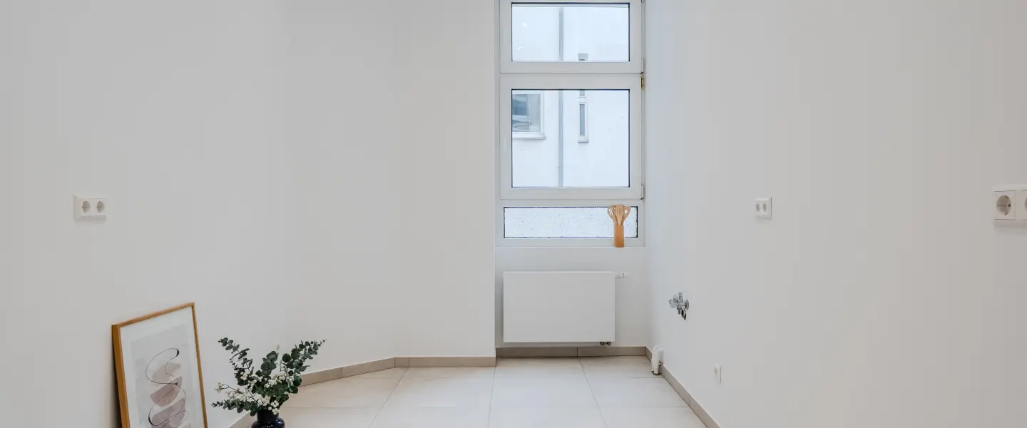 Helle Küche mit Fenster