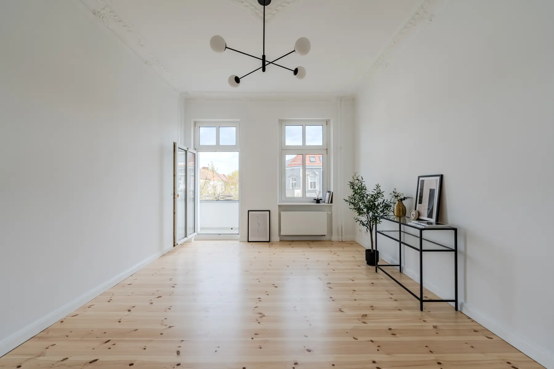 Wohnzimmer mit Balkonzugang und Dielenboden