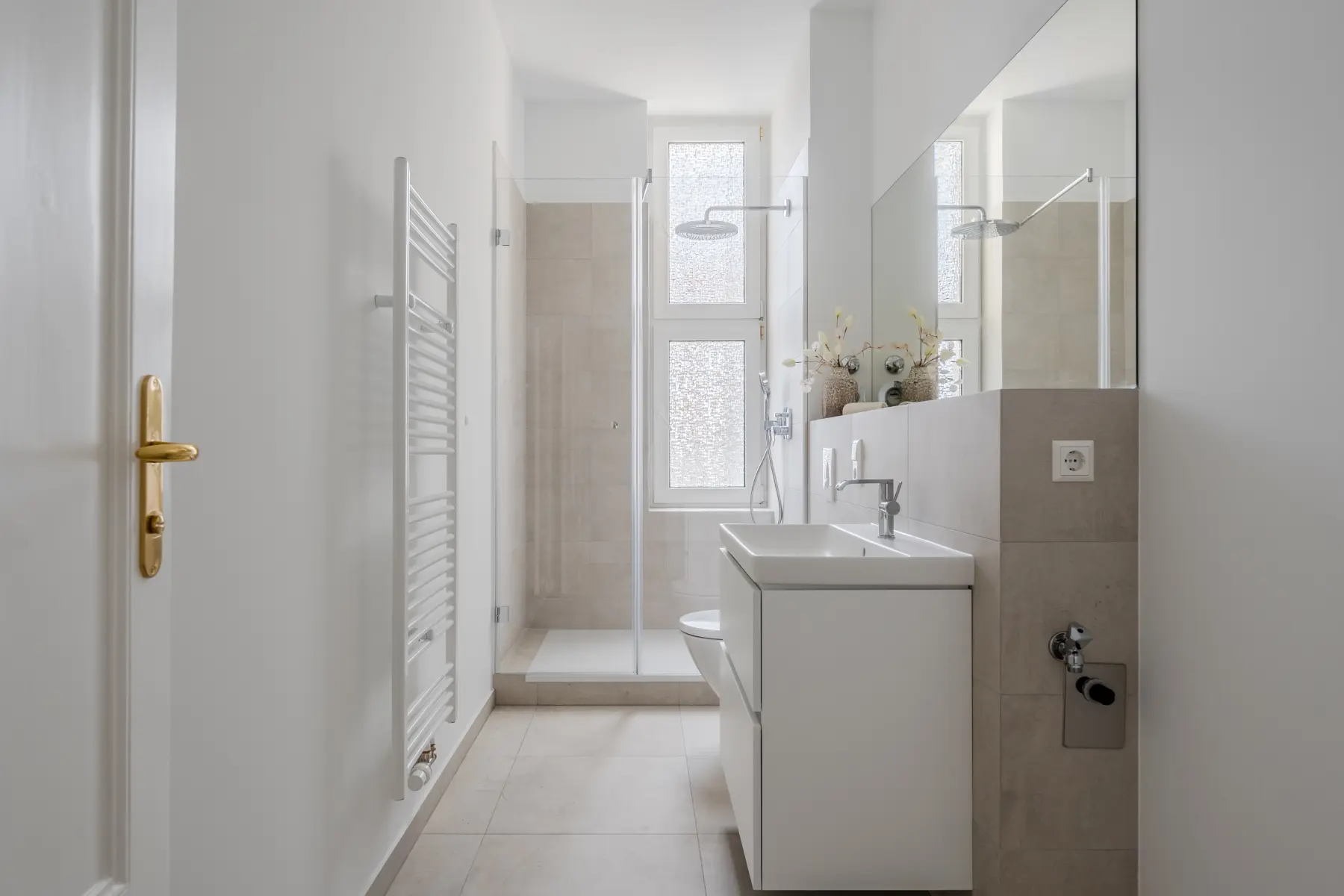 Modernes Bad mit Dusche, Fenster und Waschtisch