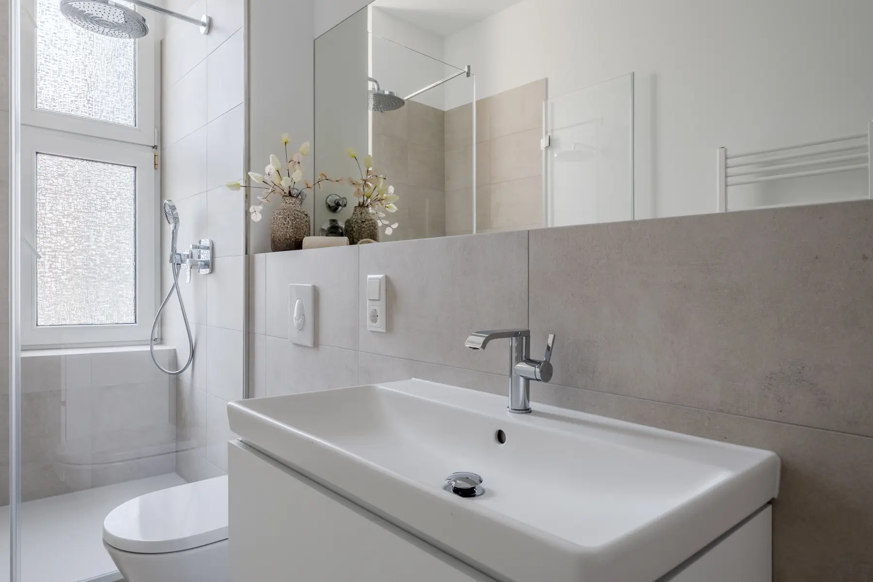 Bad mit Waschtisch, WC und bodengleicher Dusche