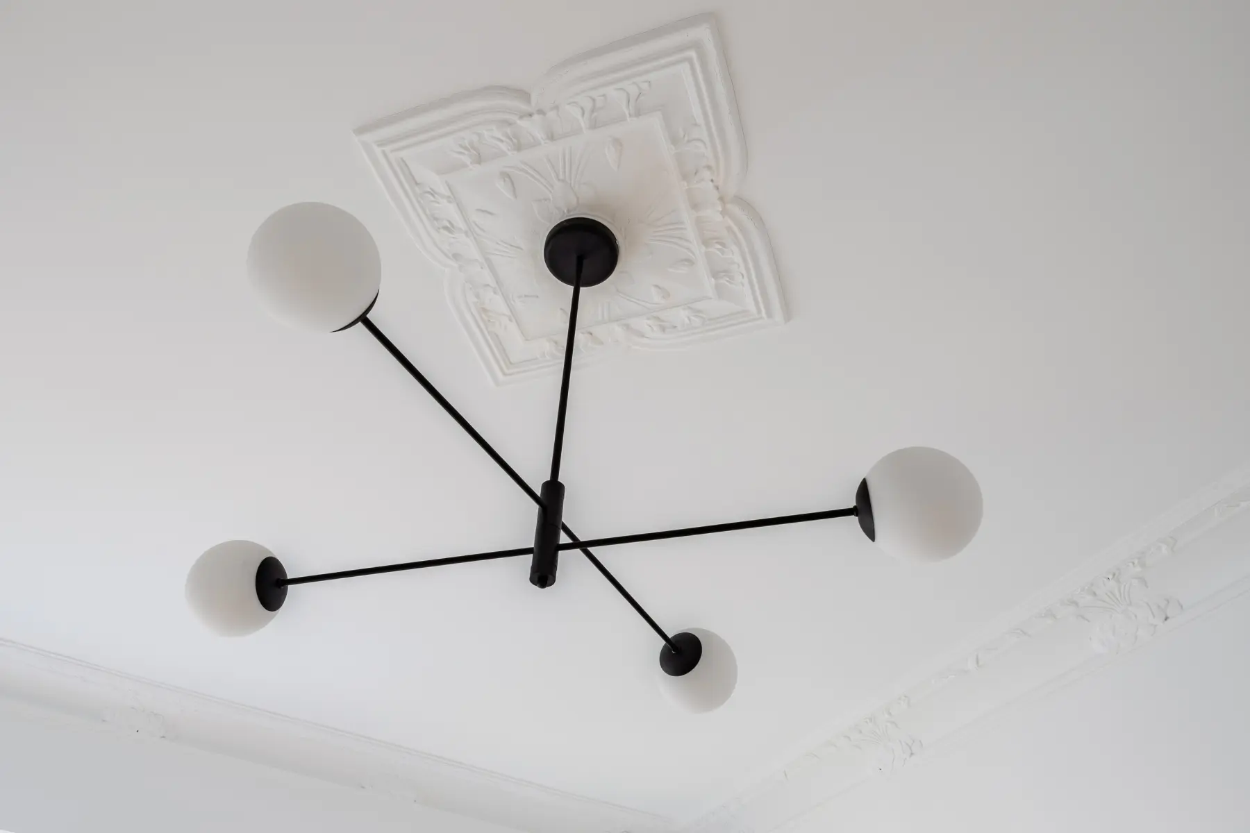 Stuckdetail mit Leuchte an hoher Decke