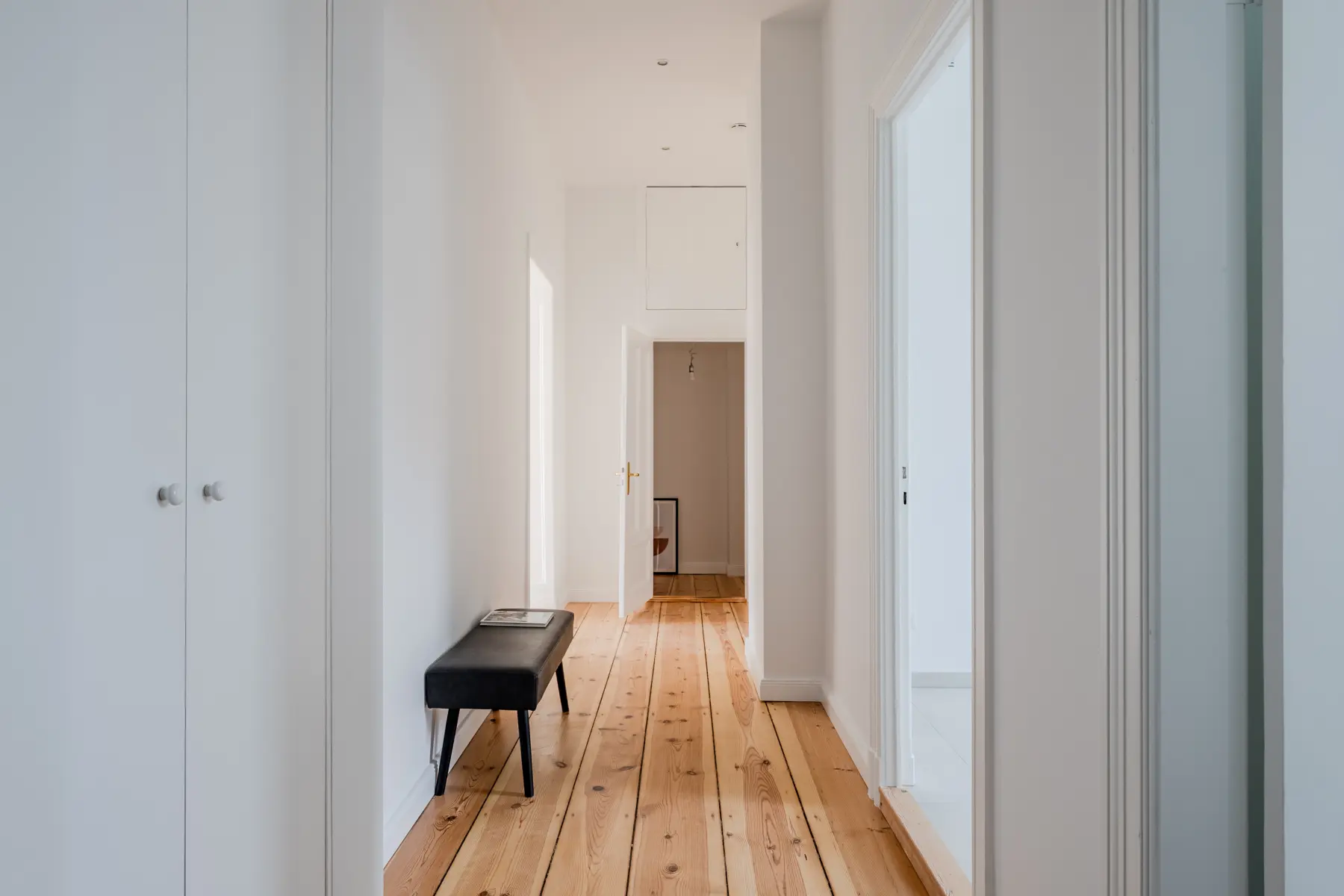 Flur mit Dielenboden und Blick in die Wohnung