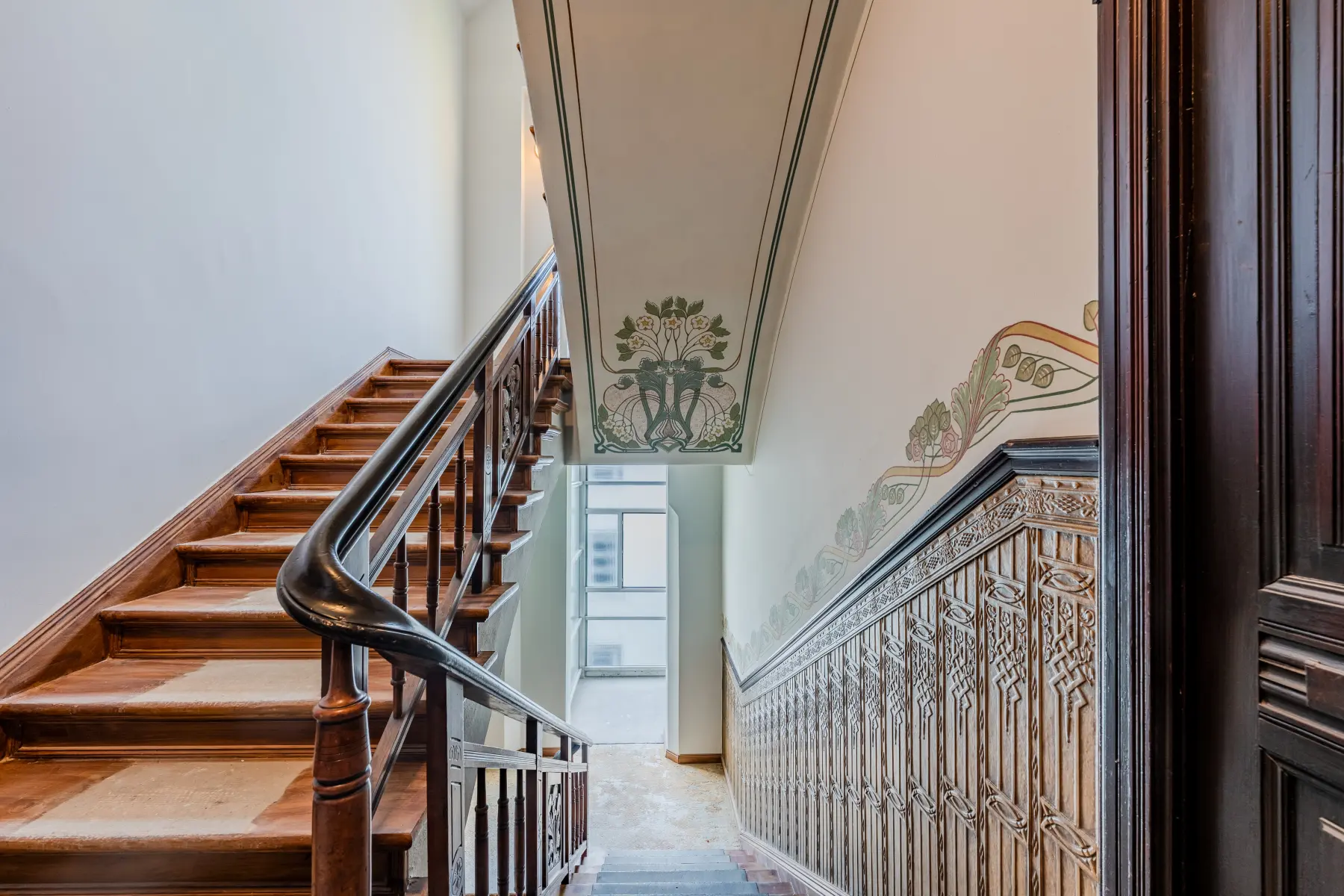 Jugendstil-Treppenhaus mit Holztreppe