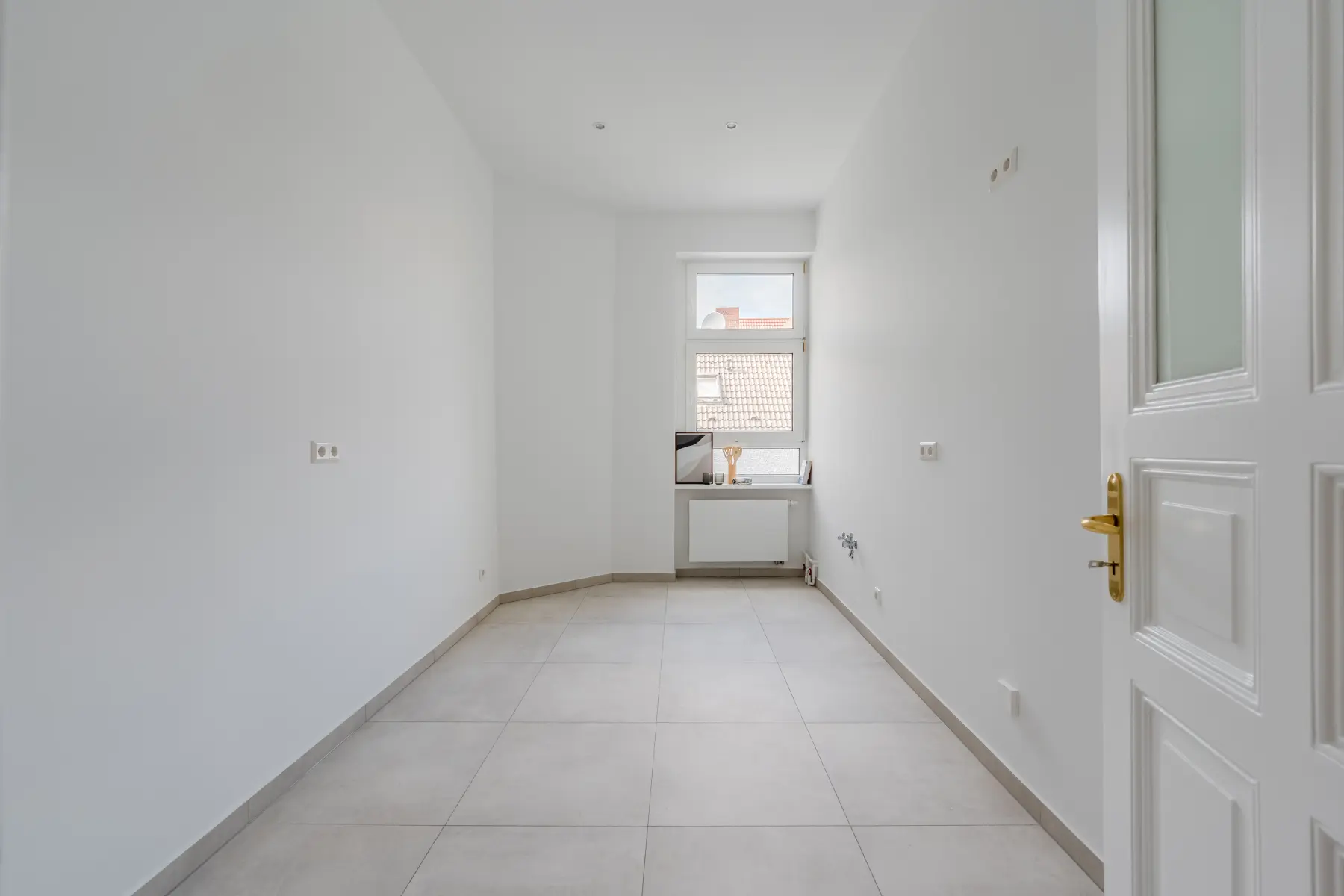 Hochwertige Küche mit Fenster und Einbaugeräten