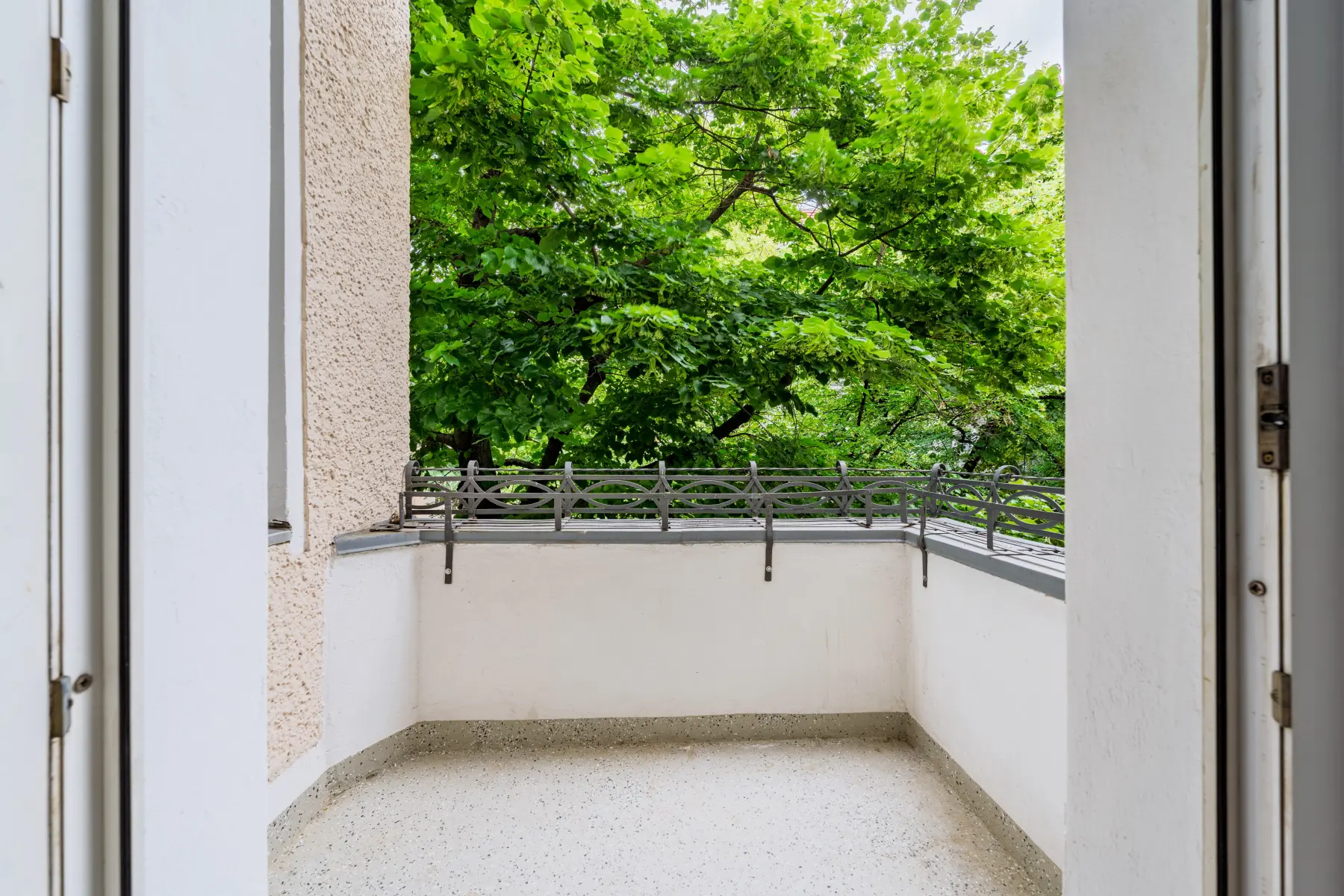 Balkon mit grünem Blick 