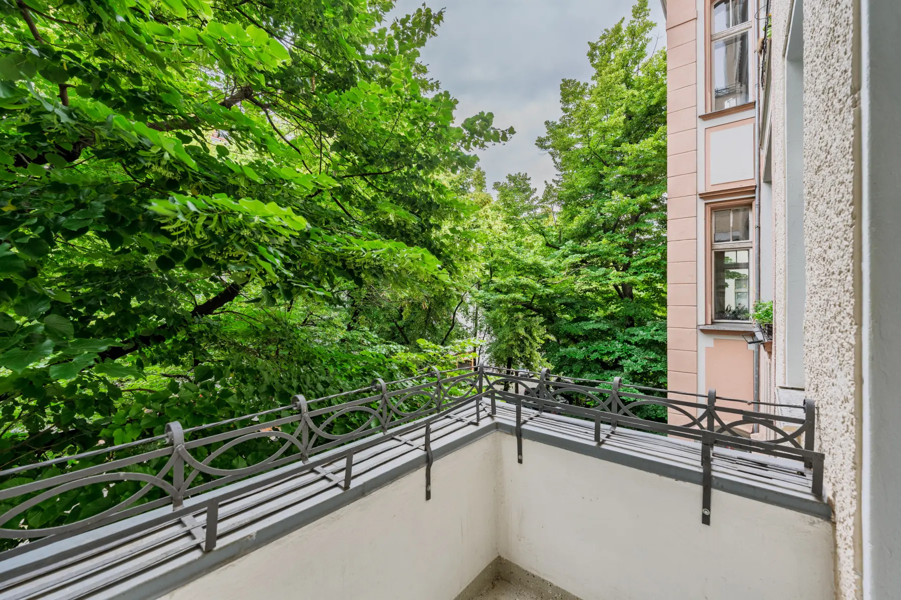 Grüner Ausblick vom Balkon